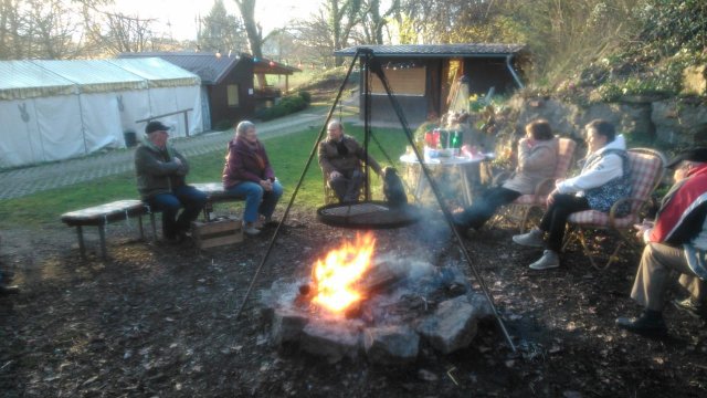 Gemütliche Stimmung beim Osterfeuer